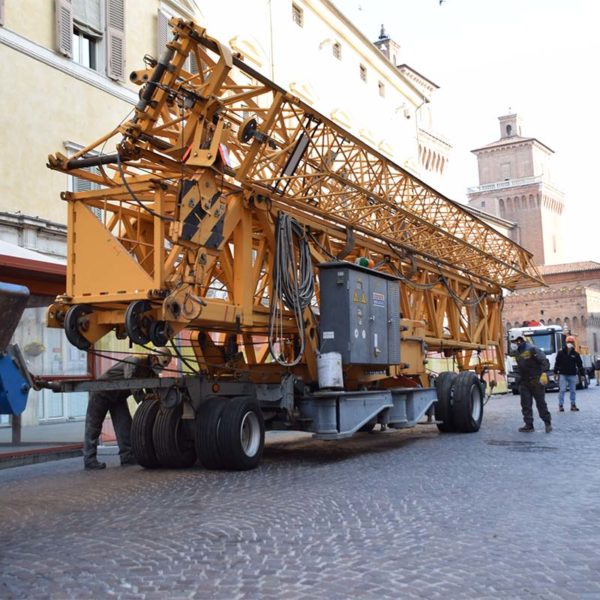 Montaggio gru Liebherr a Ferrara