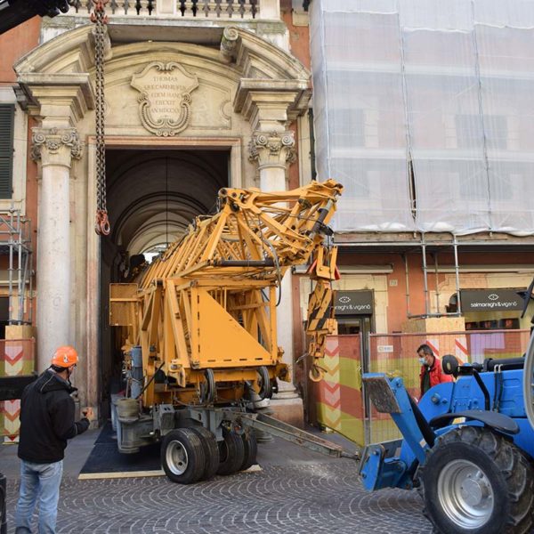 Montaggio gru Liebherr a Ferrara