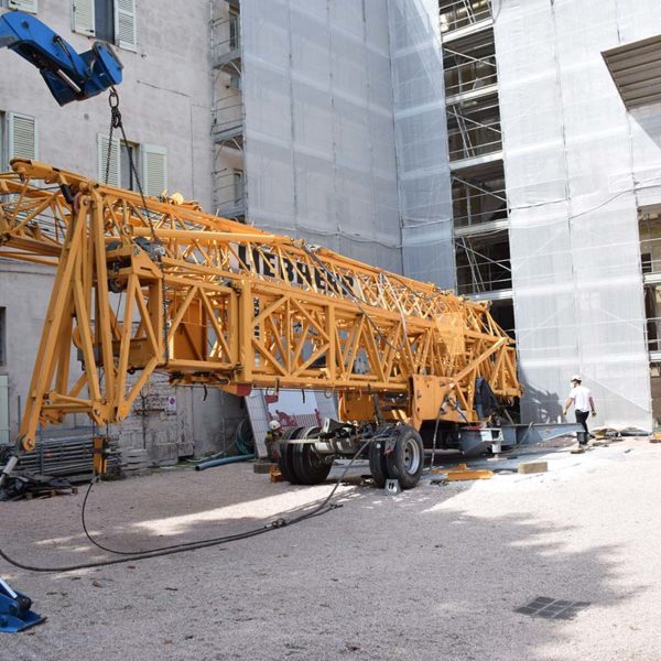 Montaggio gru Liebherr a Ferrara