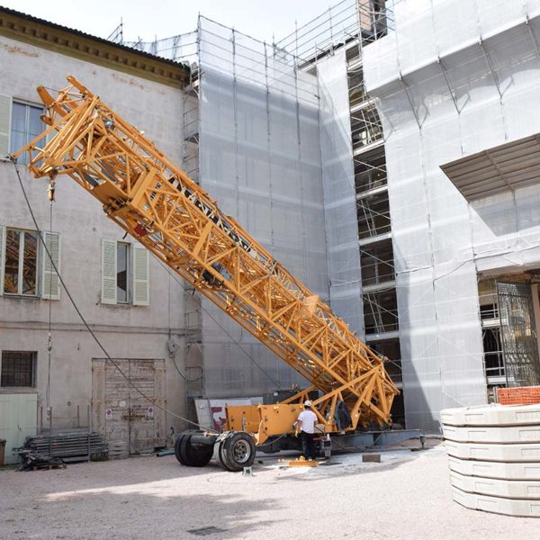 Montaggio gru Liebherr a Ferrara